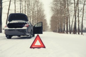 33 Items To Build A DIY Winter Emergency Kit For Your Car