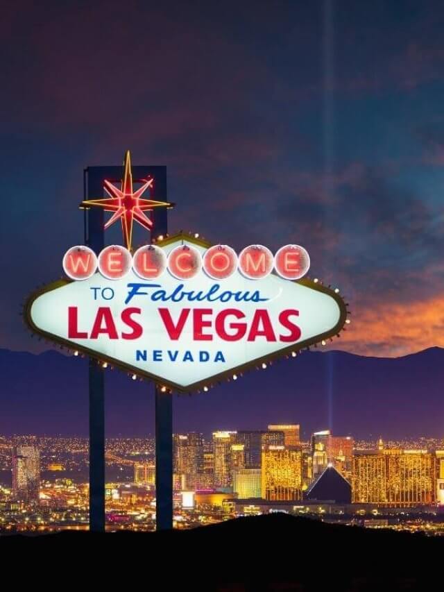 Las veags welcome sign over the las vegas skyline at night